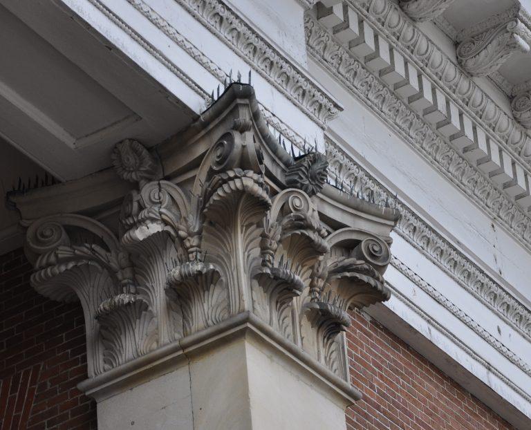 Foto van een hoekpilaster Korenbeurs