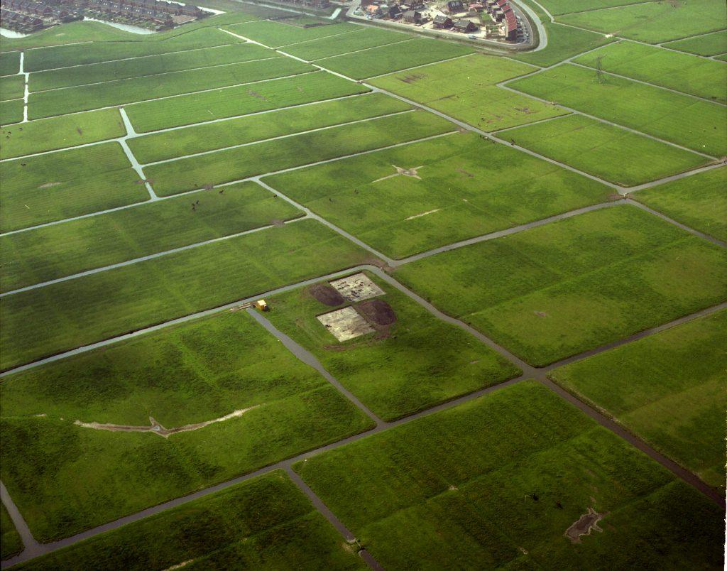 Luchtfoto van opgraving in Vinkhuizen