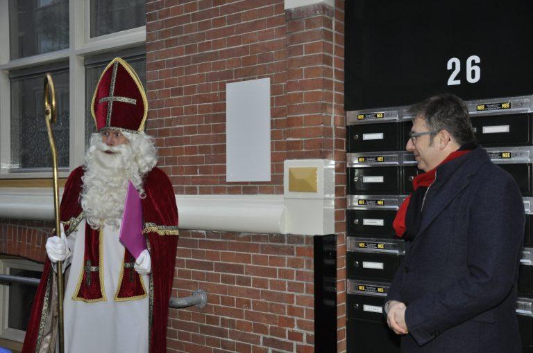 Foto van Sinterklaas en wethouder