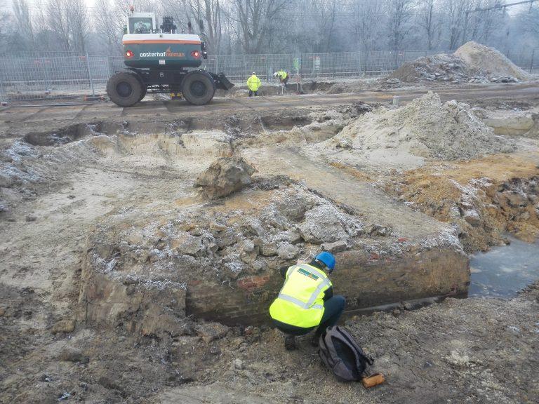 Foto van onderzoek naar het zuidoostelijke deel van het muurwerk